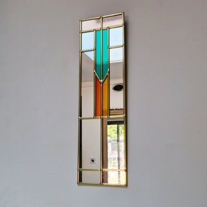 Art Deco spiegel handgemaakt door Catfish Glass 11 x 40 cm. Zonsondergangoranje, levendige jade en perzikroze. Gouden lood.