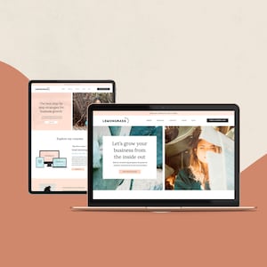 K&ouml;nnte beinhalten: Ein goldfarbener Laptop und ein Tablet, die eine Website mit dem Text "Let's grow your business from the inside out" anzeigen. Die Website hat ein modernes Design mit Bildern und Text. Der Hintergrund ist neutral.