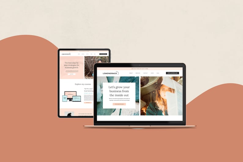 K&ouml;nnte beinhalten: Ein goldfarbener Laptop und ein Tablet, die eine Website mit dem Text "Let's grow your business from the inside out" anzeigen. Die Website hat ein modernes Design mit Bildern und Text. Der Hintergrund ist neutral.