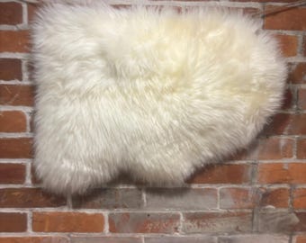 Wit cumuluswolktapijt van schapenvacht: met Woolmark gecertificeerde vormen van schapenleer