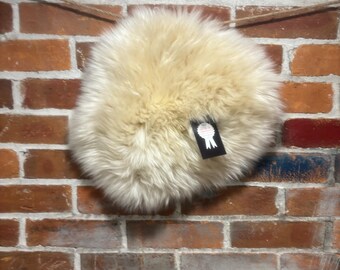 Havermelkwitte schapenvacht, ronde vorm: echt schaapsleer zitkussen, ambachtelijk 10-12"