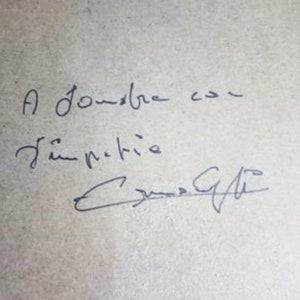 Puede incluir: Una nota escrita a mano en un fondo de papel marr&oacute;n que dice "A  bonsoir  a  toute  la  famille" y est&aacute; firmada "James G"