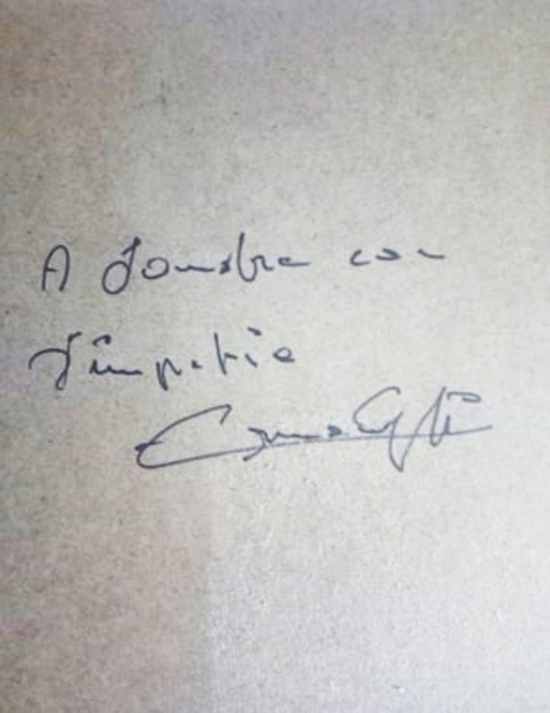 Puede incluir: Una nota escrita a mano en un fondo de papel marr&oacute;n que dice "A  bonsoir  a  toute  la  famille" y est&aacute; firmada "James G"