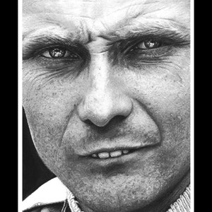 Puede incluir: Dibujo en blanco y negro de un retrato de cerca de Niki Lauda, un famoso piloto de F&oacute;rmula 1. El dibujo muestra una representaci&oacute;n detallada de su rostro, incluidos sus ojos, nariz y boca. El texto "Serie: ...da vicino" y "Edizione limitata N&deg;" es visible en la parte inferior de la imagen.