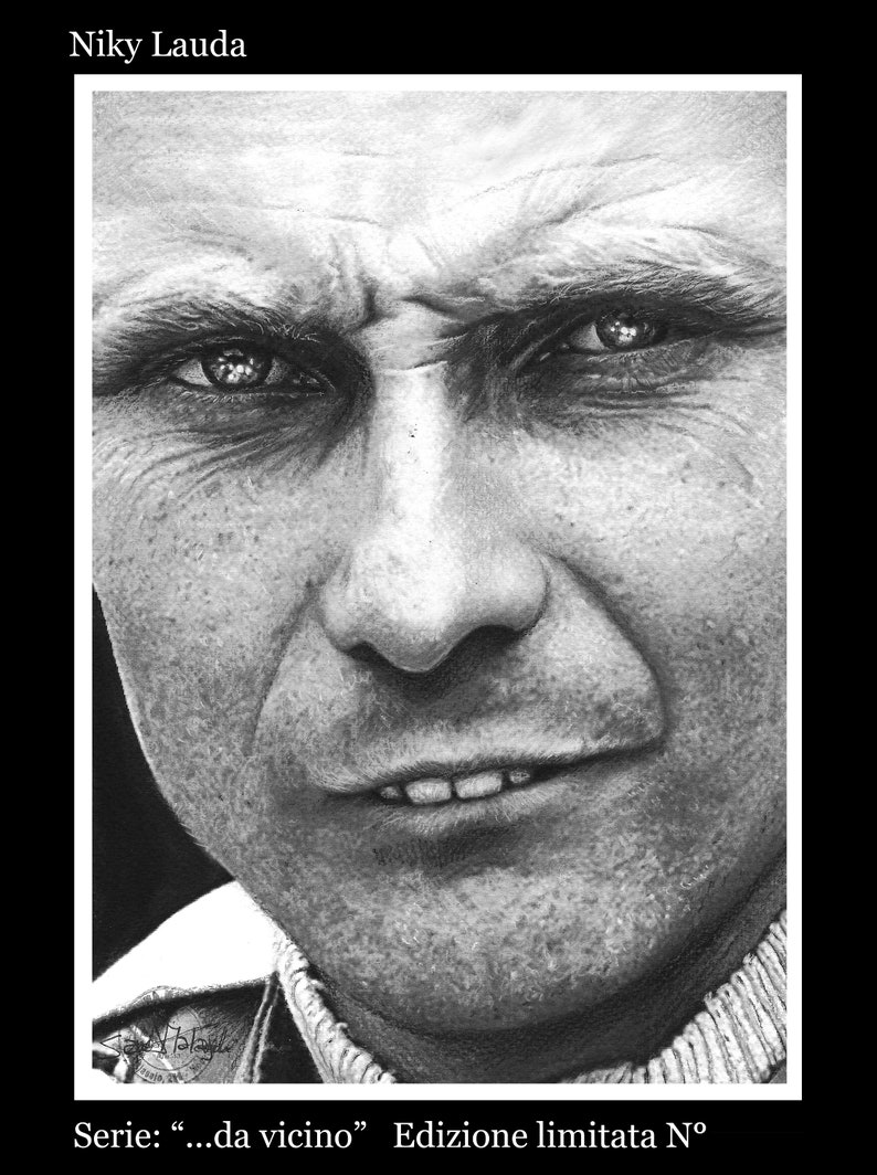Puede incluir: Dibujo en blanco y negro de un retrato de cerca de Niki Lauda, un famoso piloto de F&oacute;rmula 1. El dibujo muestra una representaci&oacute;n detallada de su rostro, incluidos sus ojos, nariz y boca. El texto "Serie: ...da vicino" y "Edizione limitata N&deg;" es visible en la parte inferior de la imagen.