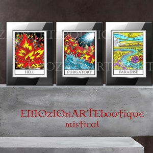Può includere: Tre immagini incorniciate con sfondo nero e cornice argentata. Le immagini raffigurano una scena infuocata rosso e gialla etichettata "Inferno", una scena infuocata rosso e blu etichettata "Purgatorio" e un paesaggio verde e blu etichettato "Paradiso". Le immagini sono esposte su una superficie di cemento grigia con il testo "EMOZIOnARTeboutique mystical" stampato sotto.