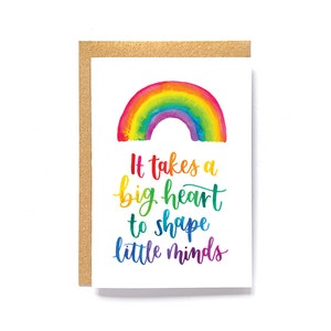 Carte arc-en-ciel : "Il faut un grand cœur pour façonner les petits esprits" - carte de remerciement pour le professeur