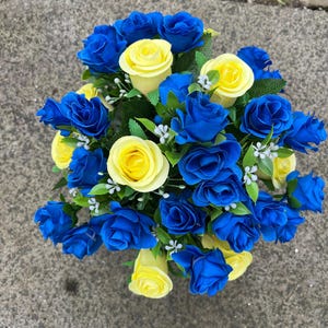 Handgefertigter künstlicher Schattierungen von Miniatur-Blau- und ZitronenrosenBlumenarrangement-Grabschmuck-Gedenktopf