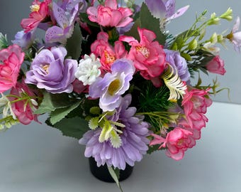 Composizione floreale artificiale fatta a mano nei tombe, colore rosa e lilla, per vaso commemorativo.