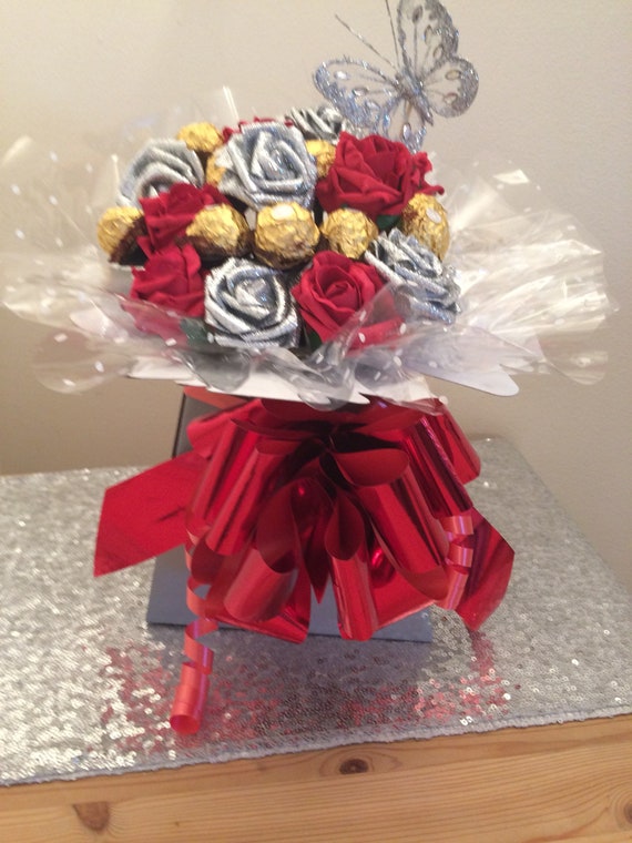 Bouquet De Fleurs à La Main Avec Des Ferrero Rocher Chocolats Cadeau Idéal De Noël Rouge Et Argent Paillettes Roses