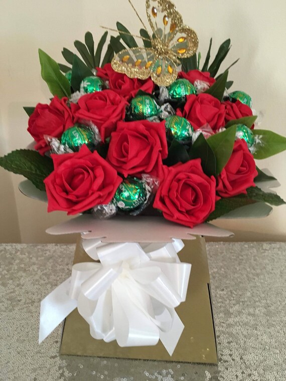 Bouquet De Fleurs à La Main Avec Des Chocolats Lindt Cadeau Idéal De Noël Rouge Or Et Vert