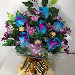 Ramo de rosas arcoíris de lujo hecho a mano, rosas artificiales, regalo con bombones Ferrero Rocha.