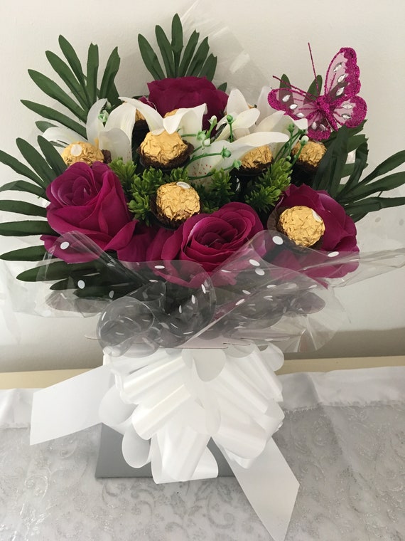 Bouquet De Fleurs Roses Mauve En Soie à La Main Avec Des Ferrero Rocher Chocolat Cadeau