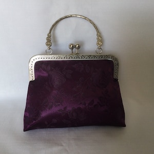 Satin Brokat Abendtasche/Dressy Plum (Lila) Handtasche/Antik Style Handtasche/Stoffbeutel/Silber Rahmen mit Ball Verschluss