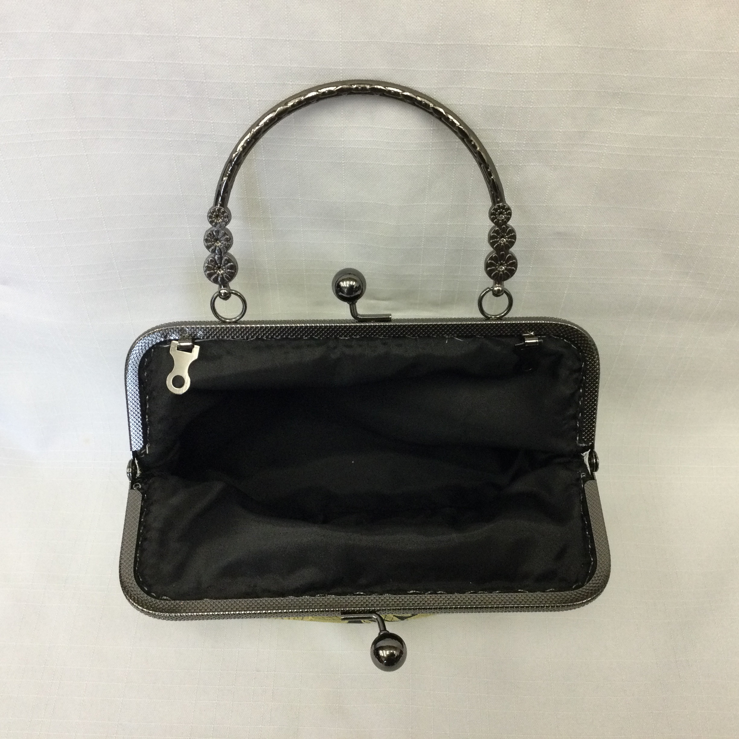 Sac De Soirée Fcuk Noir En Satin Avec Motif Floral En Relief Et Bordure Métal Doré - Taille M, Occasion Très Bon état