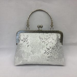 Metallic Abendtasche / Elegantes Silber und Weiß auf Weiß Handtasche / Antike Stil Handtasche / Stofftasche / Antike Stil Silber Rahmen mit Ball Verschluss