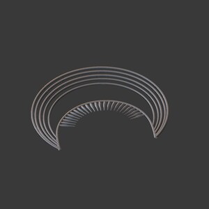 Può includere: Un design in metallo argentato con più forme di mezzaluna concentriche, creando un effetto a strati. Il design ha un motivo a raggiera al centro.