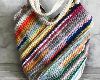 Sac à bandoulière au crochet, coloré.