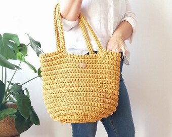 Women's shoulder bag, round handbag with pattern.