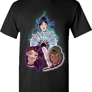 Puede incluir: Camiseta negra con un diseño de tres personajes femeninos. El personaje superior tiene una cinta azul en la cabeza y sostiene un abanico. Los otros dos personajes tienen cabello oscuro y están delineados en púrpura. Tema de fantasía.