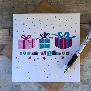 Carte d’anniversaire - Joyeux anniversaire avec cadeaux et points - Posts Worldwide