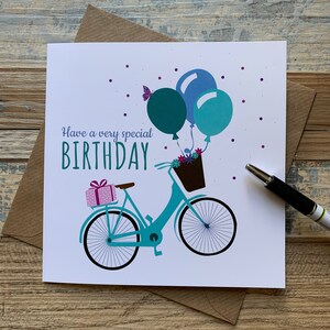 Carte d'anniversaire vélo avec ballons - Posts partout dans le monde