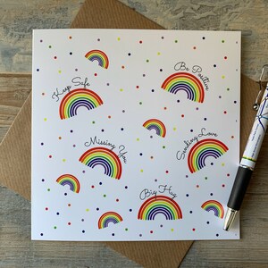Thinking Of You card Rainbow Design - Una tarjeta encantadora para enviar a aquellos seres queridos que no podemos visitar