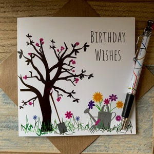 Cartão de desejos de aniversário, ideal para jardineiros com design de árvores e ferramentas de jardim - Postagens em todo o mundo