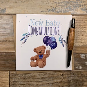 Nouvelle carte de félicitations pour bébé - Conception d’ours en peluche et de ballons - Livré dans le monde entier - Fabriqué au Royaume-Uni - Carte de félicitations simple