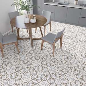Könnte beinhalten: Ein Esszimmer mit einem Holztisch und vier Stühlen. Der Boden ist mit weißen und braunen Fliesen mit Muster gefliest. Auf dem Tisch steht eine Vase mit Grünpflanzen und Kerzen.