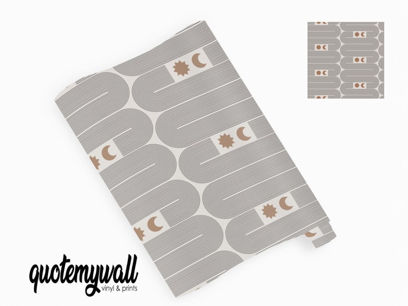 Puede incluir: Rollo de papel pintado con un patr&oacute;n repetitivo de arcos grises, l&iacute;neas y formas geom&eacute;tricas. El dise&ntilde;o incluye motivos de sol y luna creciente marrones. La marca "quotemywall" est&aacute; impresa en negro en la parte inferior.