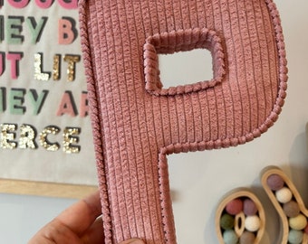 Gepersonaliseerde letters in babytextiel