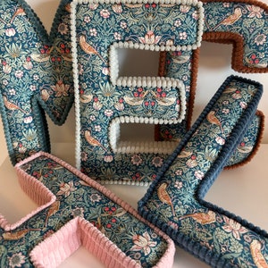 Letras de tela de William Morris con el ladrón de fresas de Liberty London