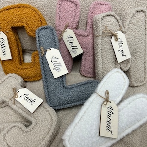 Placa colgante de madera personalizada con letras de tela bouclé