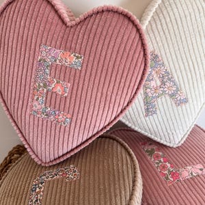 Decoração de parede/prateleira com coração de tecido e letra personalizada Liberty London