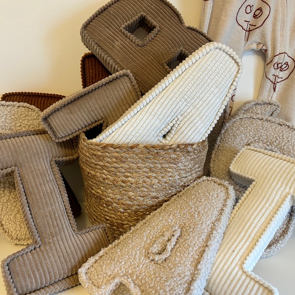 Neutrale letters in stof voor babykamerdecoratie