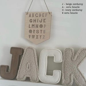 Letras de tecido para decoração de berçário em tons neutros