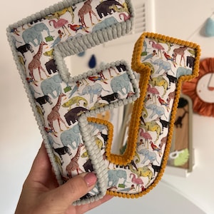 Letra de tela personalizada con la cola de Liberty London para el zoológico