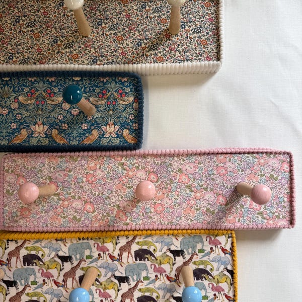 Portaoggetti Liberty London / Ganci da parete per bambini / Ganci appendiabiti per cameretta / Barra portaoggetti in legno / Contenitori per cameretta dei bambini