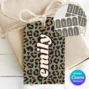 Può includere: Un'etichetta regalo rettangolare con motivo leopardato verde, marrone e nero, con il nome Emily stampato in grandi lettere arrotondate color crema. Un riquadro circolare mostra etichette aggiuntive con nomi come Robert ed Evie.