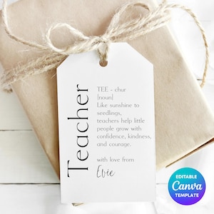 Könnte beinhalten: Ein Geschenk, verpackt in braunem Papier, mit Bindfaden gebunden und einem weißen Anhänger. Der Anhänger trägt die Aufschrift "Teacher" mit einer Definition und den Worten "with love from Evie". Ein Canva-Vorlagenlogo befindet sich unten rechts.