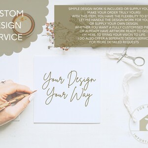 Op de afbeelding: Een witte kaart met de tekst "Your Design Your Way" geschreven in bruin cursief schrift. De kaart ligt op een wit oppervlak met een bruine envelop, een schaar en een rol wit lint.