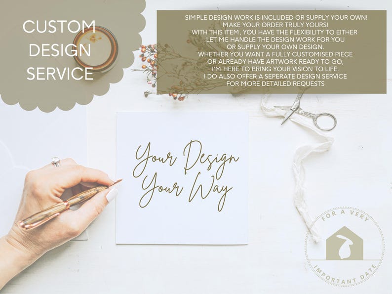Op de afbeelding: Een witte kaart met de tekst "Your Design Your Way" geschreven in bruin cursief schrift. De kaart ligt op een wit oppervlak met een bruine envelop, een schaar en een rol wit lint.