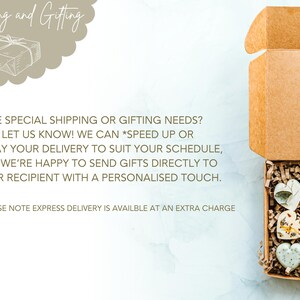 Op de afbeelding: Een bruine kartonnen doos met wit tissuepapier erin. De doos bevat verschillende kleine hartvormige zeepjes met gedroogde bloemen erin geperst. De tekst op de doos luidt "Shipping and Gifting. Have special shipping or gifting needs? Just let us know! We can *speed up or delay your delivery to suit your schedule, and we're happy to send gifts directly to your recipient with a personalised touch. *Please note express delivery is available at an extra charge."