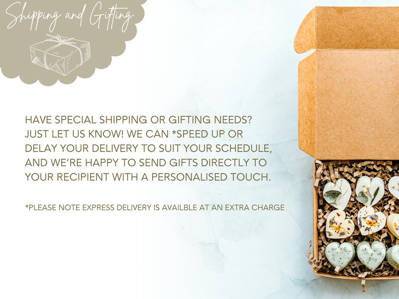 Op de afbeelding: Een bruine kartonnen doos met wit tissuepapier erin. De doos bevat verschillende kleine hartvormige zeepjes met gedroogde bloemen erin geperst. De tekst op de doos luidt "Shipping and Gifting. Have special shipping or gifting needs? Just let us know! We can *speed up or delay your delivery to suit your schedule, and we're happy to send gifts directly to your recipient with a personalised touch. *Please note express delivery is available at an extra charge."