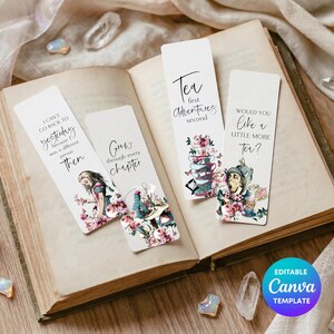 Op de afbeelding: Vier rechthoekige papieren bladwijzers met Alice in Wonderland-illustraties, bloemaccenten en citaten zoals Tea first adventures second, Grow through every chapter en Would you like a little more tea?, liggend op een open boek.