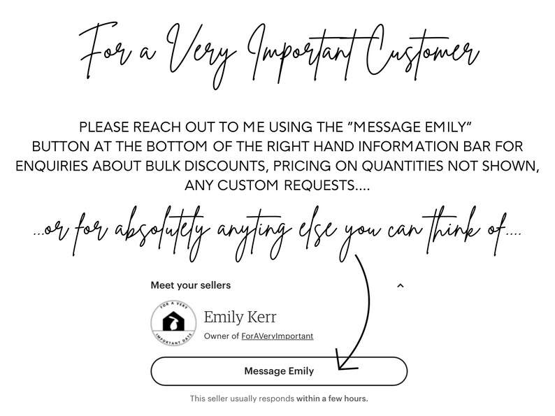 Op de afbeelding: Een witte achtergrond met zwarte tekst die "For a Very Important Customer" luidt. De tekst gaat verder met instructies om contact op te nemen met de verkoper via de knop "Message Emily" voor bulk kortingen, prijzen of aangepaste verzoeken. De tekst eindigt met "...of voor absoluut alles wat je kunt bedenken..."  Een witte knop met zwarte tekst die "Message Emily" luidt, bevindt zich onderaan de afbeelding.