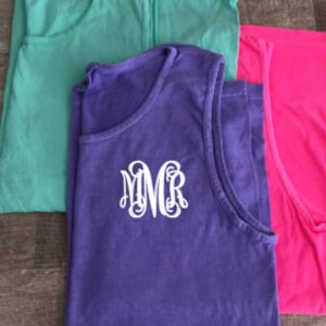 Comfort tanktop met monogram - cadeau bruidsmeisje - shirt met monogram - tanktop comfort kleuren - tanktop unisex stijl - cadeau-idee