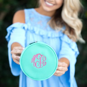 Ronde sieraden/reisetui met monogram - cadeau bruidsmeisje - ronde sieradendoos met monogram - reisetui met monogram-uniek cadeau-idee onder de 20