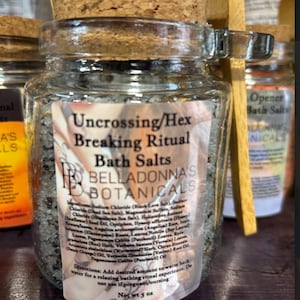 Peut inclure: Un pot en verre de sels de bain Belladonna's Botanicals Uncrossing/Hex Breaking Ritual. Le pot a un couvercle en liège et une étiquette avec les ingrédients et les instructions. Le poids net est de 142 grammes.